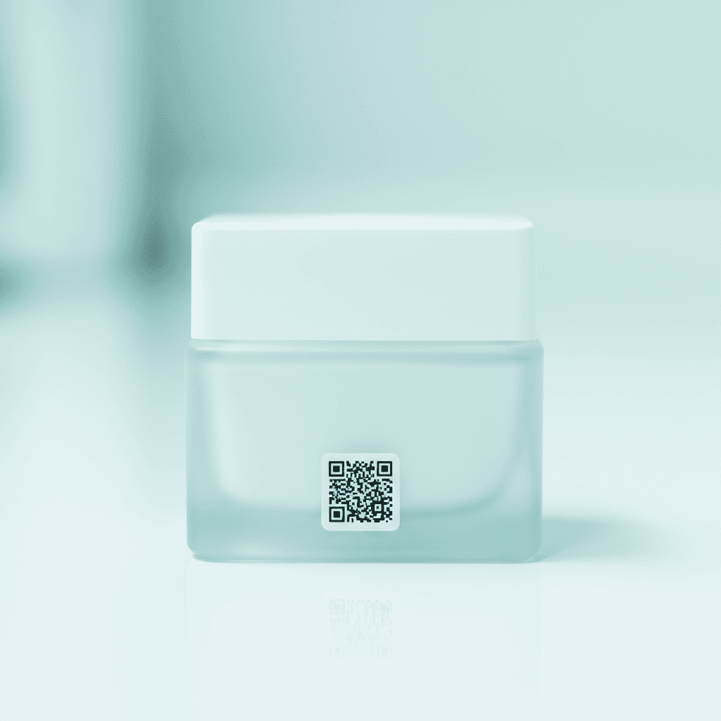 Frasco de LumiCase Daily Cream SPF com código de rastreio no fundo